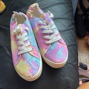 Madden girl sneaker